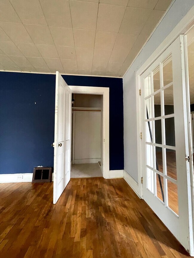 Building Photo - Three Bedroom Single Family Home In La Crosse