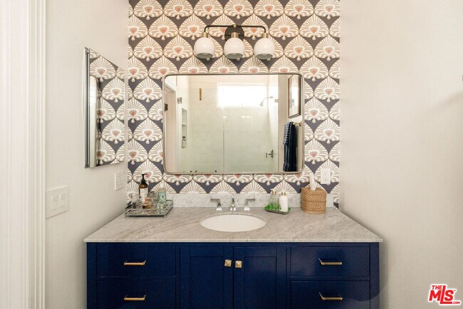 Building Photo - 144 S Orange Dr