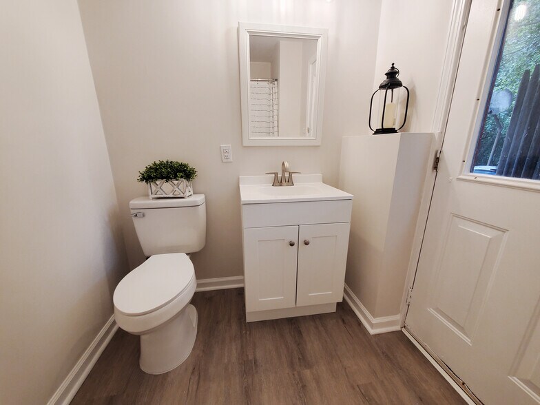 Building Photo - Room in Single Family Home on Henslowe Dr