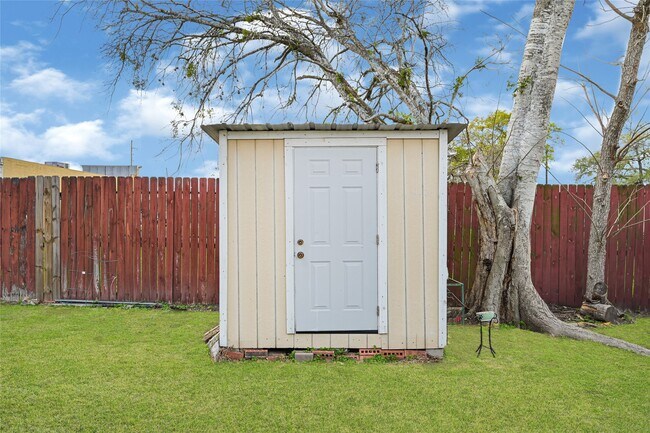 Building Photo - 9340 Royal Way