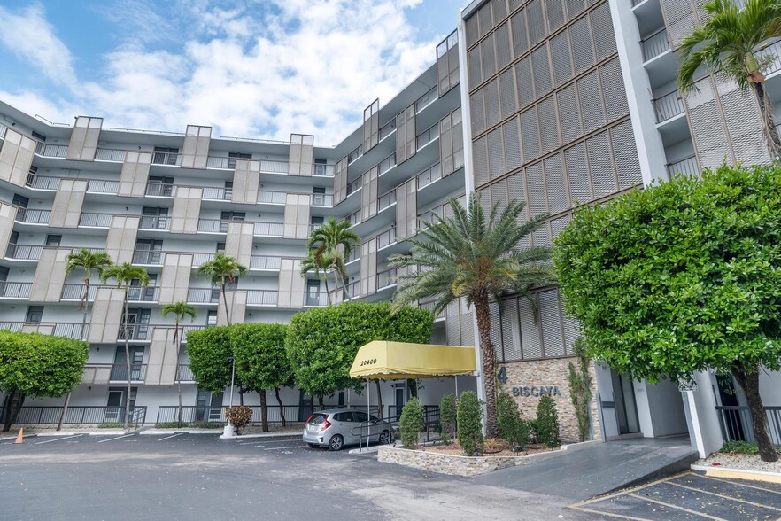 Building Photo - 20400 W Country Club Dr