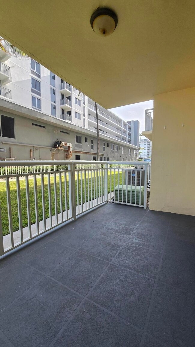 Building Photo - 1161 Hillsboro Mile