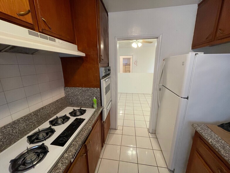 Building Photo - 933 6th St