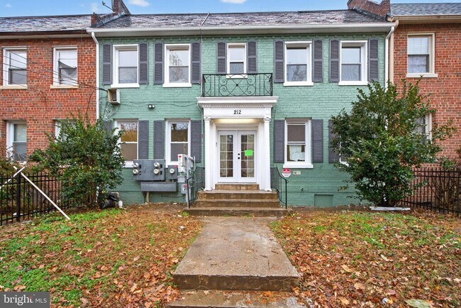 Building Photo - 212 36th St NE