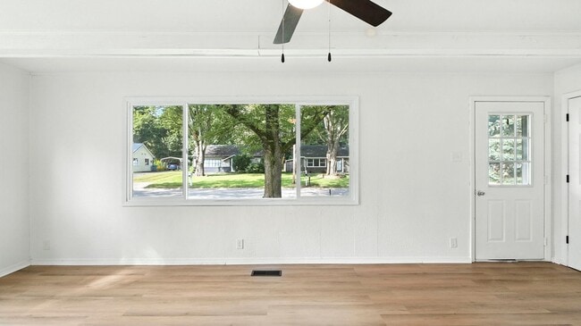 Building Photo - New 3 bedroom listing!