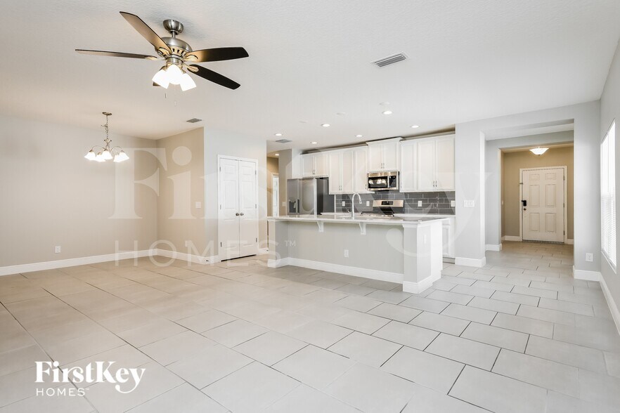 Building Photo - 689 Blackstone St