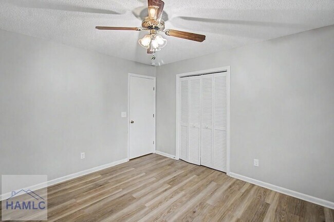 Building Photo - 21 Pinewood Ln