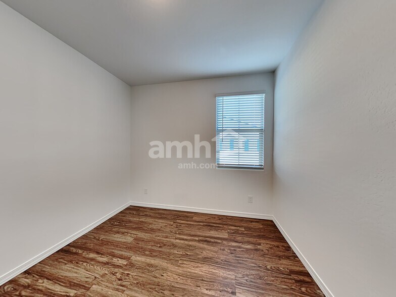 Building Photo - 881 S 150th Dr