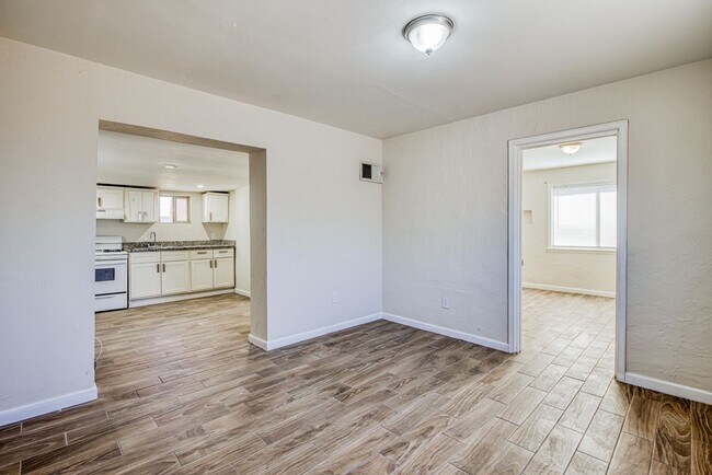 Building Photo - Great Location