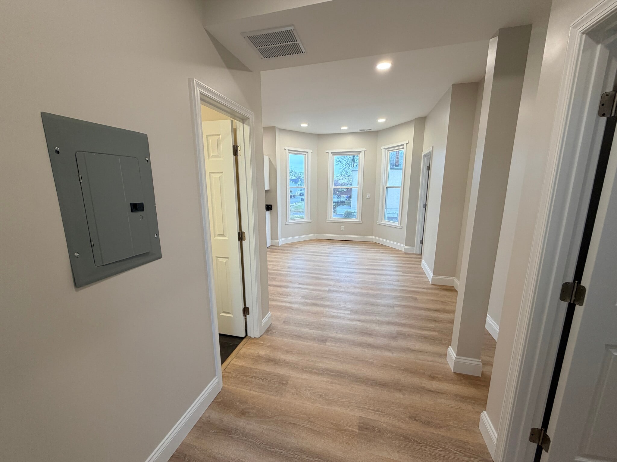 Building Photo - 3 E Overlea Ave