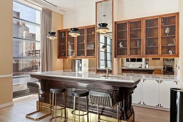 Building Photo - 515 W 38th St
