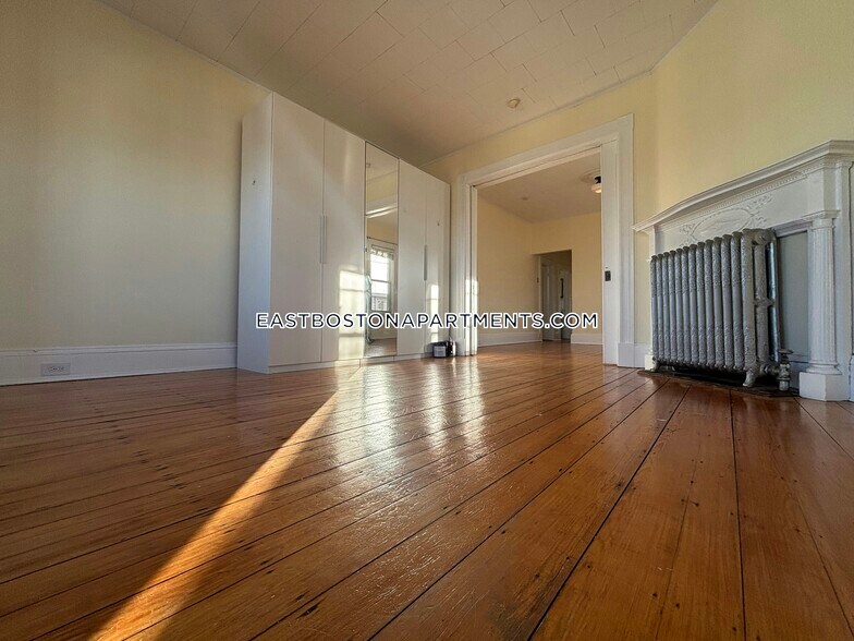 Building Photo - 33 Falcon St