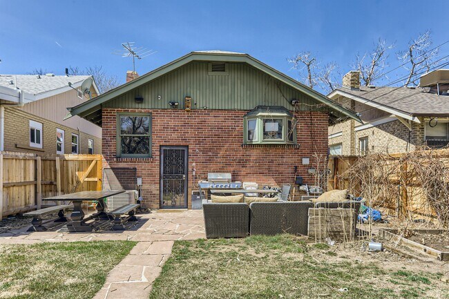 Building Photo - 318 Sherman St