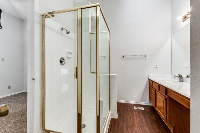 Building Photo - Spacious Backyard & Balcony • 2 Bedroom To...