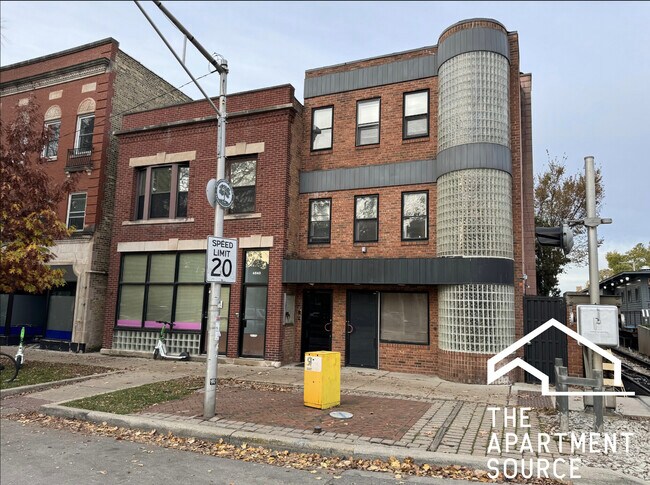 Building Photo - 4642 N Francisco Ave