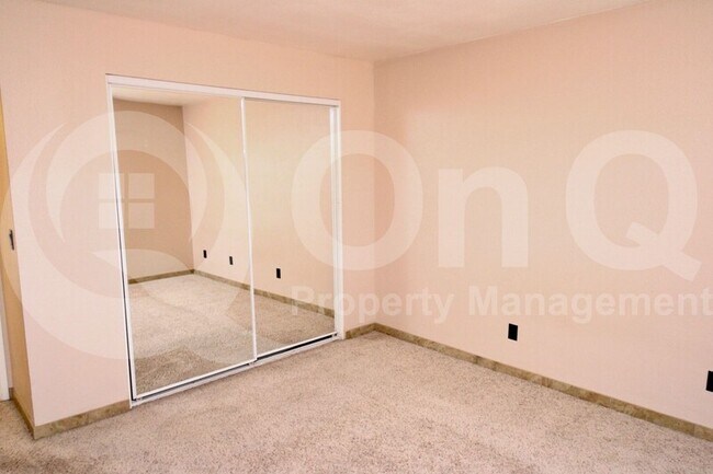 Building Photo - 515 W Harvard Dr