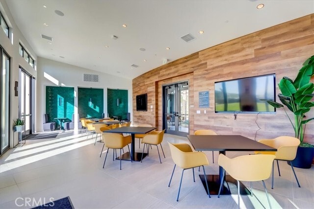 Building Photo - 670 Athos