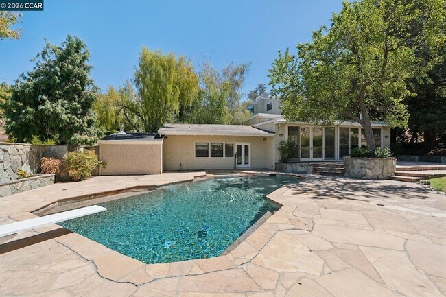 Building Photo - 660 La Casa Via