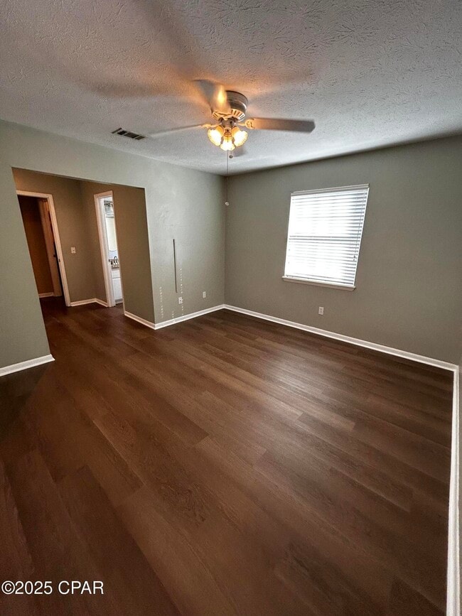 Building Photo - 1005 11th Ct