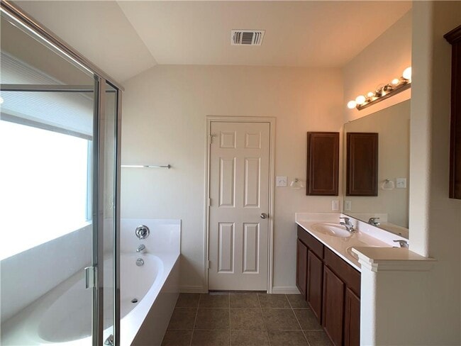 Building Photo - 2312 Nestlewood Dr