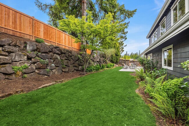 Building Photo - 5bd/2.75ba Bellevue Home