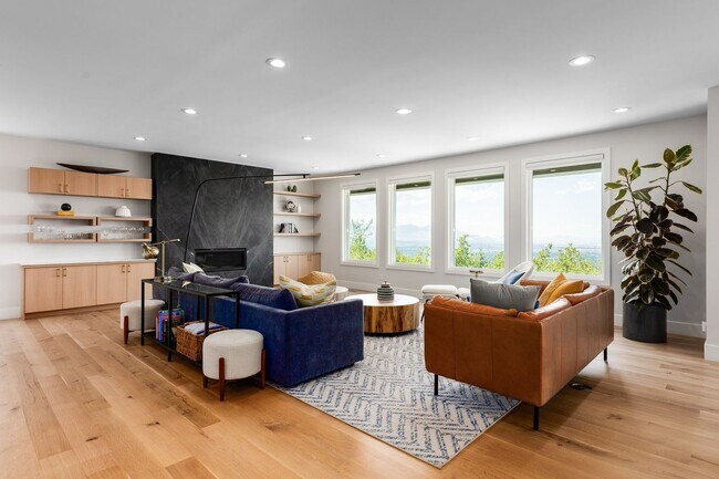 Building Photo - Stunning 5-Bedroom Modern Home with Panora...