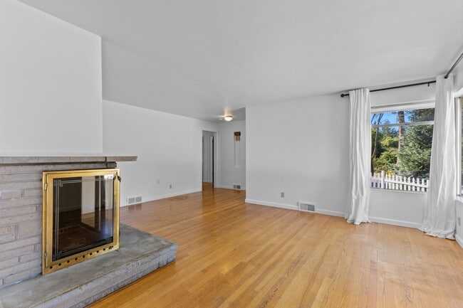 Building Photo - 4bd/2ba Seattle House