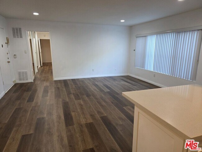 Building Photo - 1833 N Edgemont St