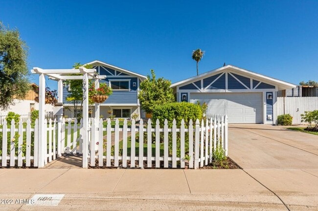 Building Photo - Exceptional 6-Bedroom Home with Private Pool Near ASU