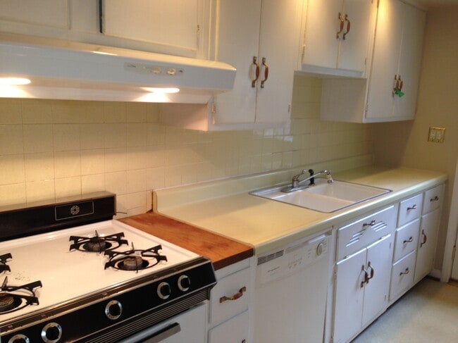 Building Photo - 5692 N College Ave