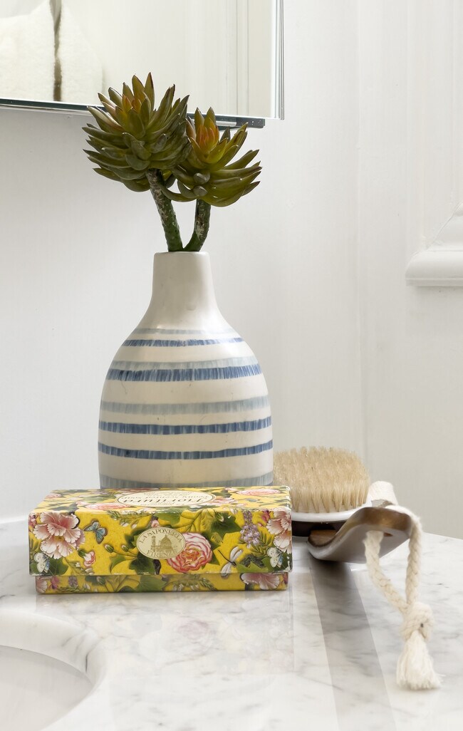 Building Photo - 422 Smithwood Dr