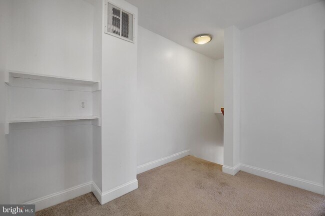 Building Photo - 458 Oakwood St SE