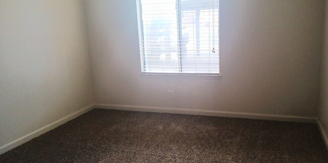 Building Photo - 2bd/1ba Cute Downstairs unit Carson Park C...