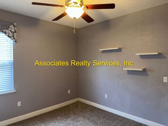 Building Photo - Willow Oak SW 3/2, a must see