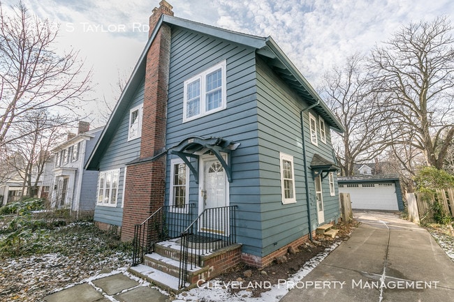 Building Photo - Charming 3 Bedroom Home