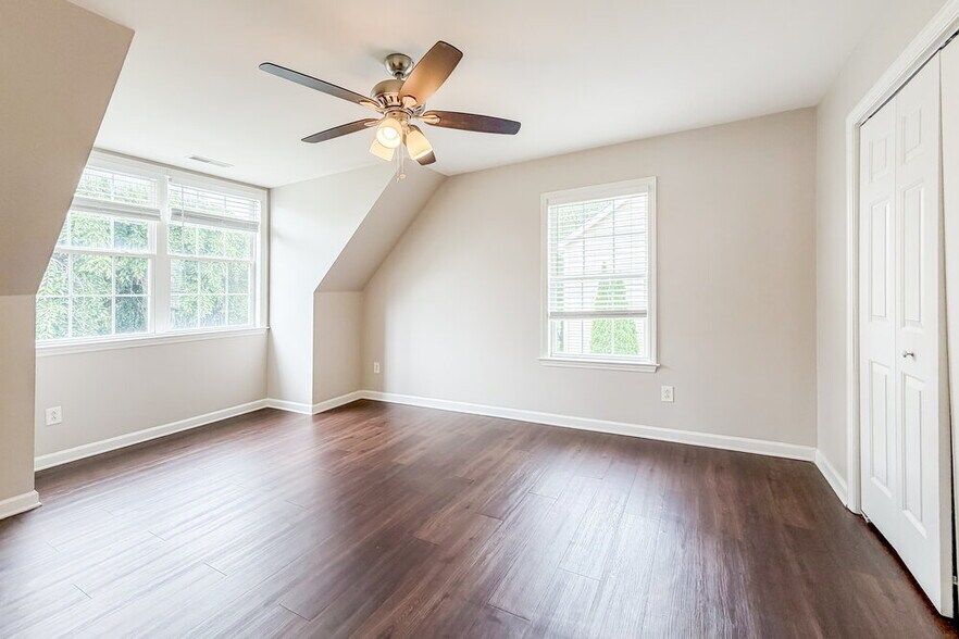 Building Photo - 2853 Sutherland Dr