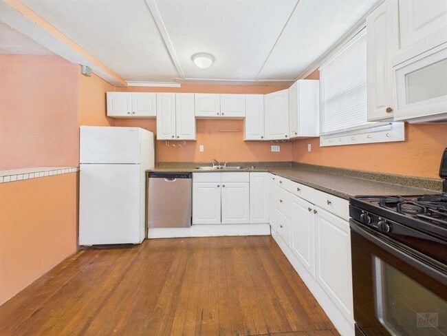 Building Photo - 810 W 32nd St