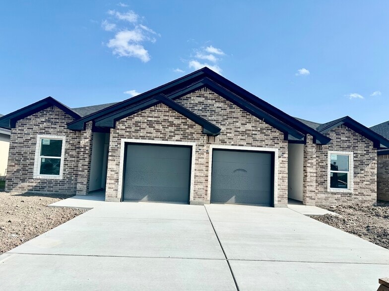 Building Photo - 1006 Escondido Ln E