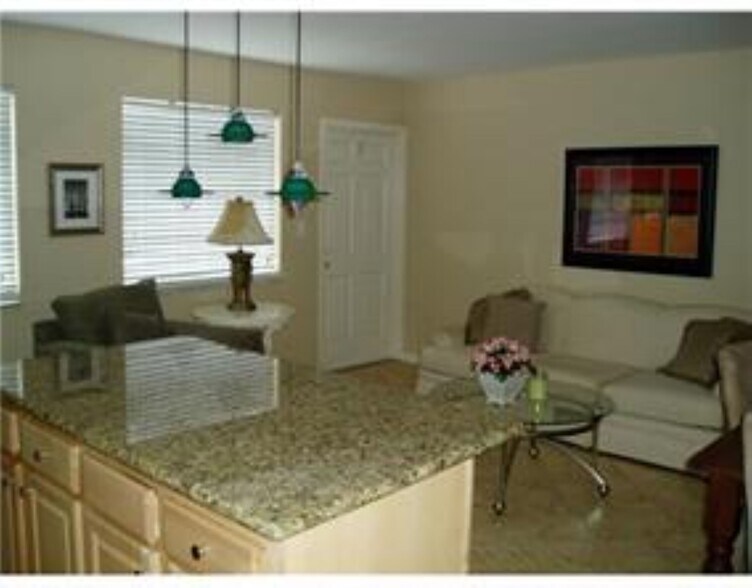 Building Photo - 4051 NE 13th Ave