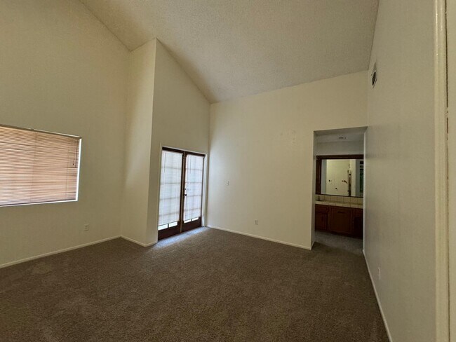 Building Photo - Condo in Southwest Bakersfield