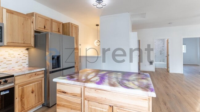 Building Photo - 307 E Thorn St