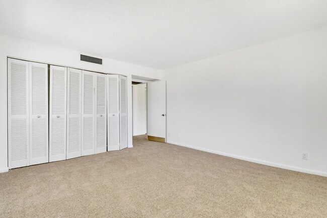 Building Photo - 150 Pineview Rd