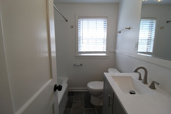 Building Photo - 2 Bedroom 1 Bath Duplex In The Waldo Area
