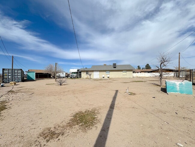 Building Photo - 3 Bed/2 Bath with Refrig A/C on LARGE LOT!