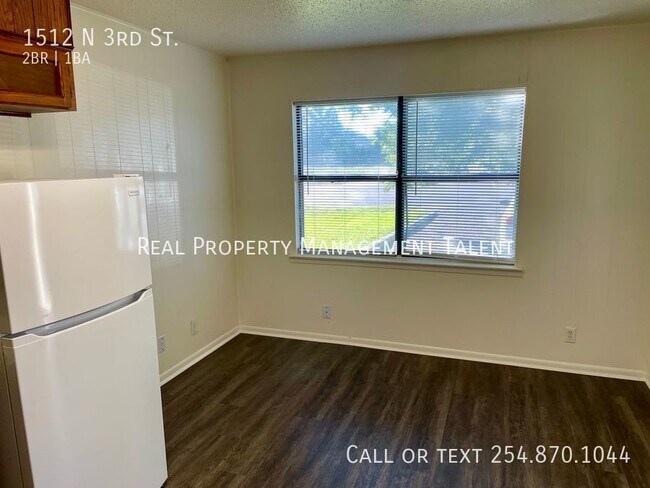 Building Photo - Downstairs 2 Bedroom, 1 Bathroom Apartment...