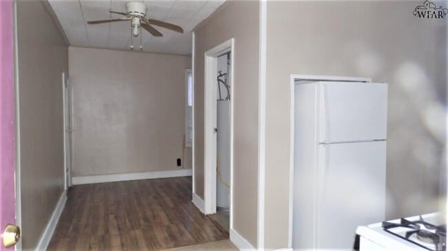 Building Photo - 107 W Poe St