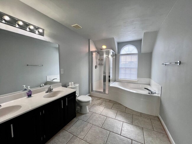 Building Photo - Charming Lakefront Townhome