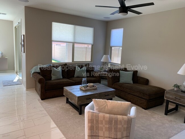 Building Photo - 8721 W MacKenzie Dr