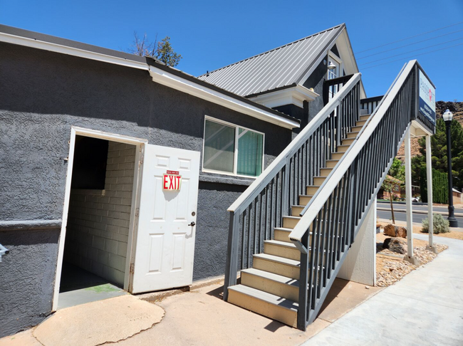 Building Photo - The Attic!!! The Pad you always wanted!