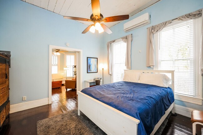 Building Photo - Charmer Close to Downtown!